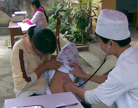 Các Trạm Y tế ở Lương Sơn bố trí điểm tiêm sởi thuận lợi cho trẻ đến tiêm theo đúng lịch trình